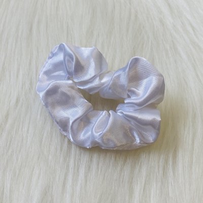 Fehér scrunchie hajgumi