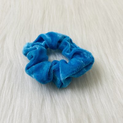 Kék bársony scrunchie