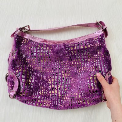 Egyedi lila táska