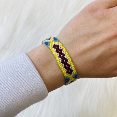 Fonott sárgás karkötő