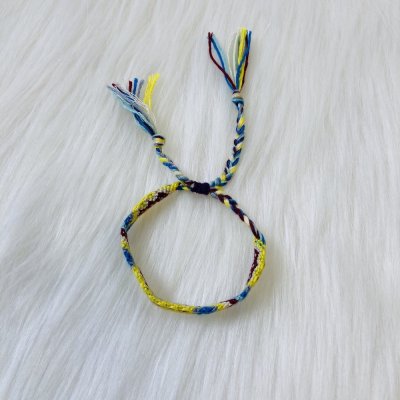 Fonott sárgás karkötő