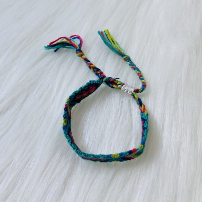 Fonott zöldes karkötő