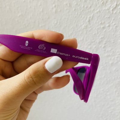 Lila keretes napszemüveg