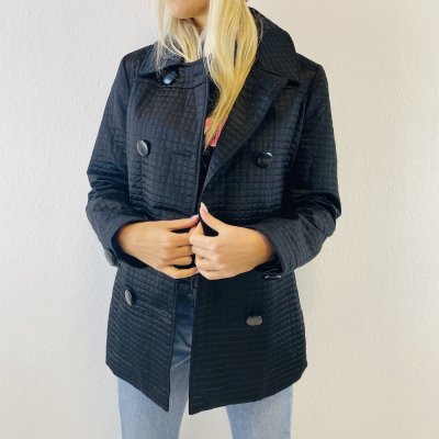 Steppelt fekete kabát