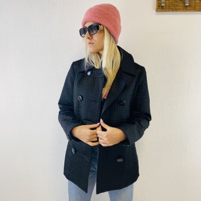 Steppelt fekete kabát