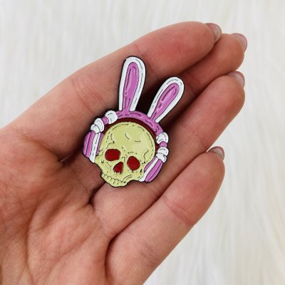 Koponya nyúl kitűző