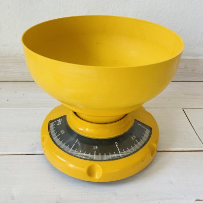 Retro sárga mérleg