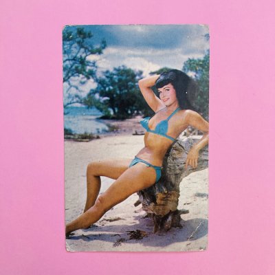 Vintage Betty Page képeslap szöveggel