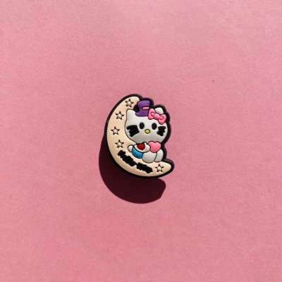 Hello Kitty crocs papucs pin