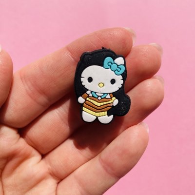 Hello Kittys crocs papucs pin