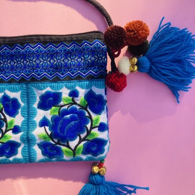 Kék díszes bohó hímzett kistáska