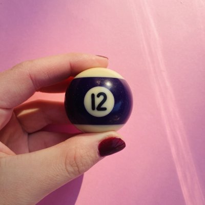 Biliárd lila tizenkettes golyó