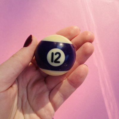 Biliárd lila tizenkettes golyó
