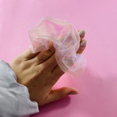 Pink holo srunchie hajgumi