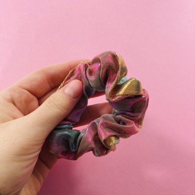 Szivárvány scrunchie