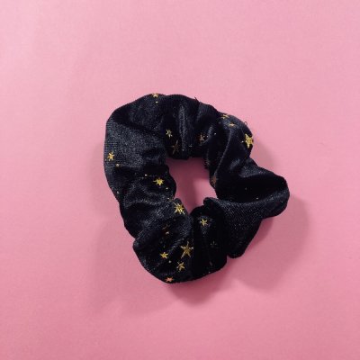 Fekete csillagos scrunchie hajgumi