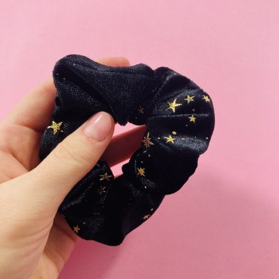 Fekete csillagos scrunchie hajgumi
