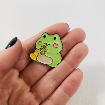Zenész béka kitűző
